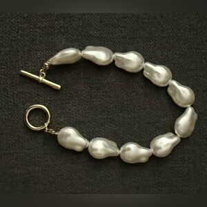 LOVELY FAUX PEARL BRACELET WITH GOLD TONE CLOSURE